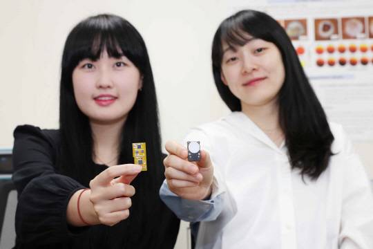 KAIST는 주변의 미세한 진동을 외부 전력 없이 전기로 바꿔 이산화탄소 농도를 측정하고 무선으로 전송하는 '자가발전형 무선 이산화탄소 모니터링 시스템'을 개발했다. 사진은 권경하(왼쪽) 교수와 장규림 석사과정.