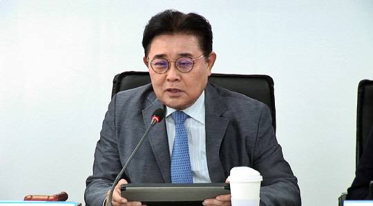 전병헌 새미래민주당 대표가 9일 오전 서울 여의도 한양빌딩 새민주 당사에서 최고위원회의를 주재하고 있다.<새미래민주당 유튜브 영상 갈무리>