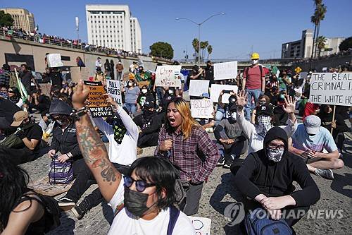 101번 고속도로 점거한 LA 시위대. AP 연합뉴스
