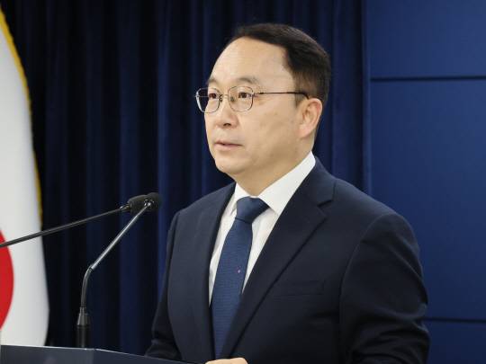 구병삼 통일부 대변인이 9일 서울 종로구 정부서울청사에서 정례브리핑을 하고 있다. 연합뉴스.