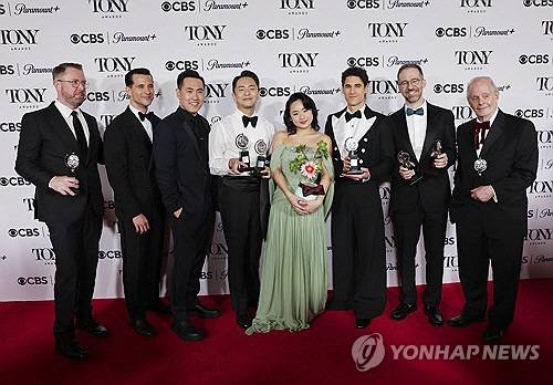 박천휴 작가, 윌 애런슨 작곡가, 배우 대런 크리스 등 뮤지컬 '어쩌면 해피엔딩' 제작진과 창작진들이 8일(현지시간) 미국 뉴욕에서 열린 제78회 토니상 수상식에서 뮤지컬 작품상을 수상한 뒤 포즈를 취하고 있다. 로이텨=연합뉴스