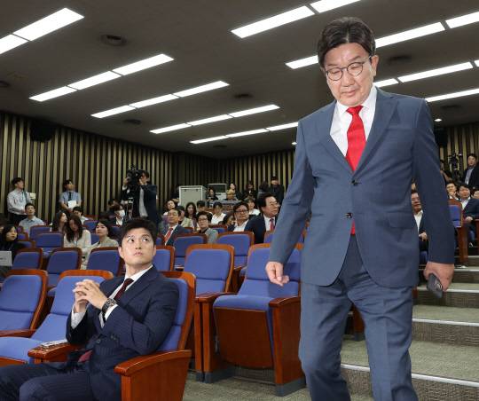 9일 국회 본청에서 열린 국민의힘 의원총회에서 김용태(왼쪽) 당 비상대책위원장이 사퇴 예정인 권성동(오른쪽) 원내대표를 바라보고 있다.<연합뉴스 사진>