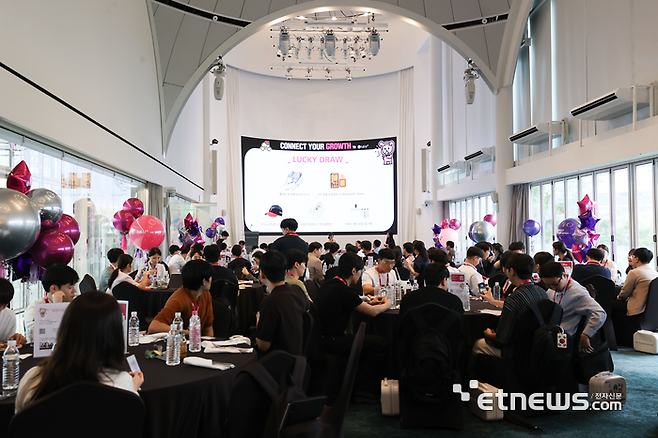 2일 오후 서울 용산구 그랜드머큐어앰배서더 호텔 2층 컨퍼런스룸에서 열린 LG유플러스 신입사원 프로그램 '무너위크' 전경.