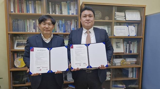 김지대 충북대 기술경영혁신센터장과 정현돈 테서 최고운영책임자(COO)가 산학협력 업무협약식에서 기념촬영했다.(사진=테서)