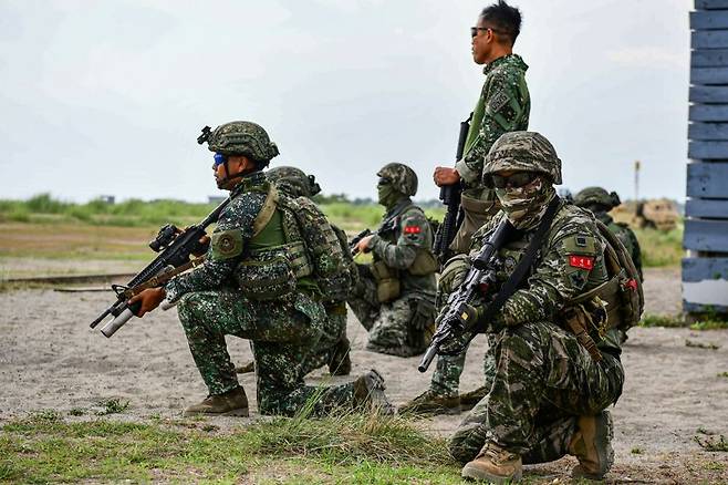 2025 카만닥훈련에 참가한 해병대 장병들이 지난달 28일 필리핀 루손섬 일대에서 필리핀 해병대 장병들과 소부대 전술훈련을 실시하고 있다. 해병대 제공