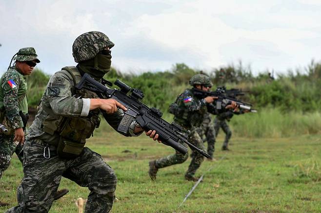 2025 카만닥훈련에 참가한 해병대 장병들이 지난달 28일 필리핀 루손섬 일대에서 필리핀 해병대와 함께 소부대 전술훈련(기동사격술)을 실시하고 있다. 해병대 제공