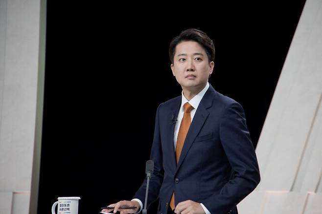 이준석 개혁신당 국회의원이 지난 27일 열린 TV토론회 준비를 하고 있다. 사진=뉴시스