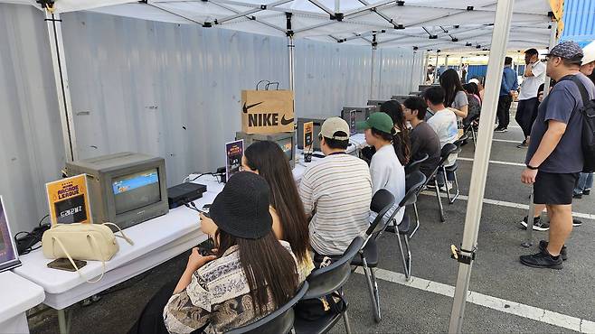 추억의 게임기 10여 대가 마련된 추억의 게임장