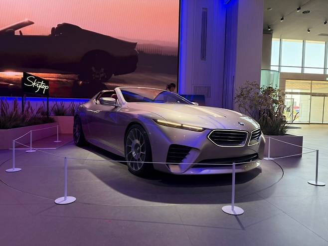 BMW코리아 출범 30주년 기념 행사에 전세계 50대 한정 판매 모델 BMW 스카이탑(Skytop)이 영종도 BMW 드라이빙 센터에 전시돼 있다. 사진=육동윤 글로벌이코노믹 기자