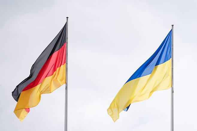 독일 국기(왼쪽)와 우크라이나 국기(오른쪽). EPA연합뉴스