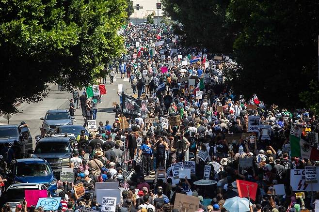 8일 캘리포니아주 로스앤젤레스에서 이민 단속에 항의하는 시위대가 로스앤젤레스 시청에서 연방청사까지 행진하고 있다. 트럼프 행정부가 지역 당국의 반대에도 불구하고 시위 진압에 주방위군을 투입하면서, 도시 전체에 긴장감이 감돌고 있다. AFP 연합뉴스