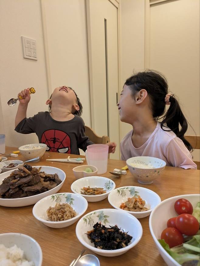 특정 식감을 거부하는 아이들에게는 질감 단계별로 접근해보자. 재료를 갈고, 다지고, 작게 썰어 맛보게 하고, 마지막으로 원래 형태로 맛보는 단계를 거치는 것이다. 황주형씨 제공