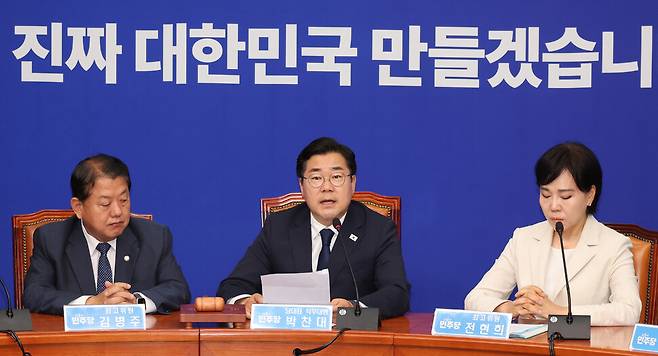 박찬대 더불어민주당 당대표 직무대행 겸 원내대표가 9일 오전 서울 여의도 국회에서 열린 최고위원회의에 참석해 발언하고 있다. 신소영 기자 viator@hani.co.kr