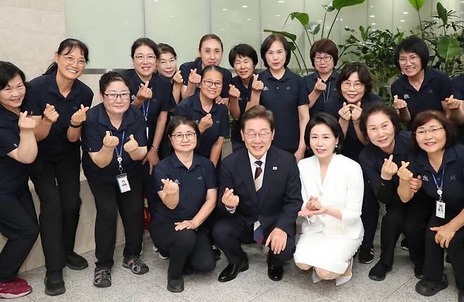 제21대 대통령 취임 선서를 한 2025년 6월4일 오전 서울 여의도 국회에서 이재명 대통령과 배우자 김혜경 여사가 국회 청소노동자들에게 감사 인사를 전한 뒤 기념사진을 찍고 있다. 국회사진기자단