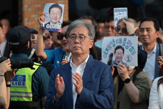 김현종 전 국가안보실 차장이 지난달 29일 서울 서초구 고속터미널광장에서 열린 이재명 더불어민주당 대선후보의 유세에서 이 후보의 연설을 듣고 있다. 고영권 기자