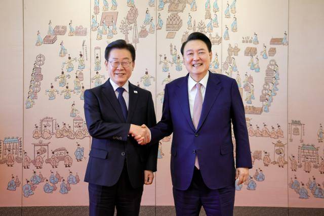 2024년 4월 29일 윤석열 전 대통령과 당시 이재명 더불어민주당 대표가 서울 용산 대통령실 청사에서 열린 영수회담 종료 뒤 기념촬영을 하고 있다. 대통령실 제공