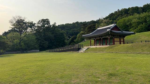 복원된 외규장각의 모습. 고려궁지 내에 위치해 있다.