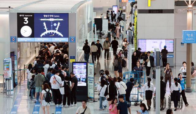현충일 연휴가 시작된 6일 영종도 인천국제공항 제1여객터미널 출국장이 해외 여행객들로 붐비고 있다. 뉴스1