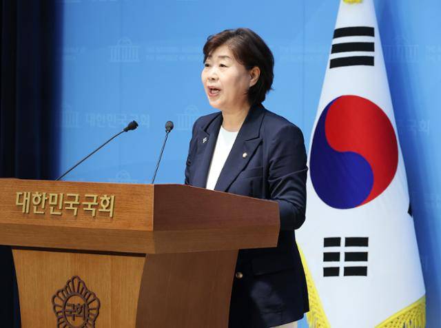 더불어민주당 차기 원내대표 선거에 출마한 서영교 의원이 8일 서울 여의도 국회 소통관에서 현안 관련 기자회견을 하고 있다. 연합뉴스