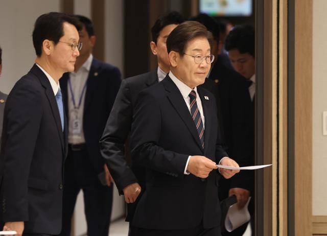 이재명 대통령이 9일 오전 서울 용산 대통령실에서 열린 2차 비상경제점검태스크포스(TF) 회의에 입장하고 있다. 왕태석 선임기자