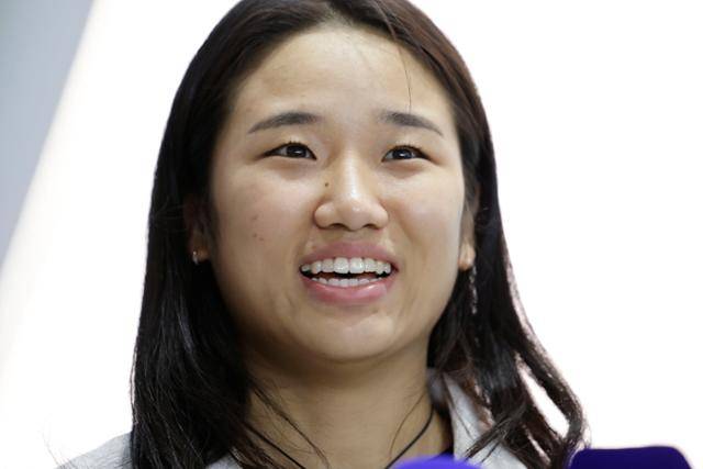 인도네시아 오픈 여자 단식에서 우승한 안세영이 9일 인천국제공항을 통해 귀국한 뒤 취재진 질문에 답하고 있다. 뉴시스