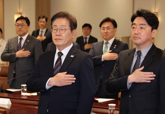 이재명 대통령이 9일 오전 서울 용산 대통령실에서 열린 2차 비상경제점검태스크포스(TF) 회의에서 국민의례를 하고 있다. 왕태석 선임기자