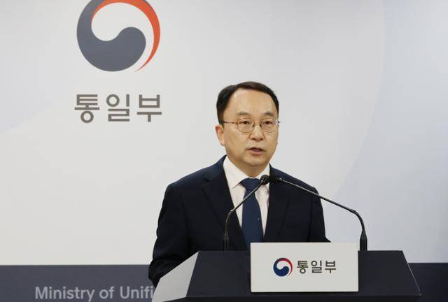 구병삼 통일부 대변인이 9일 서울 종로구 정부서울청사에서 현안 관련 정례브리핑을 하고 있다. 구 대변인은 이날 브리핑에서 대북전단 관련해 2일 납북자피해가족연합회가 대북전단을 살포한 것에 대해 유감을 표하며 전단 살포 중지를 강력히 요청했다. 뉴시스