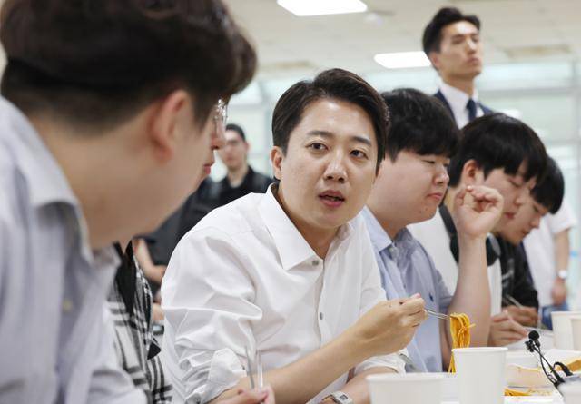 2일 이준석(왼쪽 두 번째) 당시 개혁신당 대선 후보가 경기 시흥시 한국공학대학교 기술혁신파크 학생식당에서 학생들과 학식을 먹으며 대화하고 있다. 뉴스1