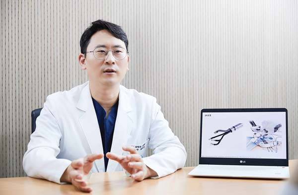 중앙대병원 비뇨의학과 최세영 교수가 전립선암의 수술 방법에 대해 설명하고 있다./사진=신지호 기자