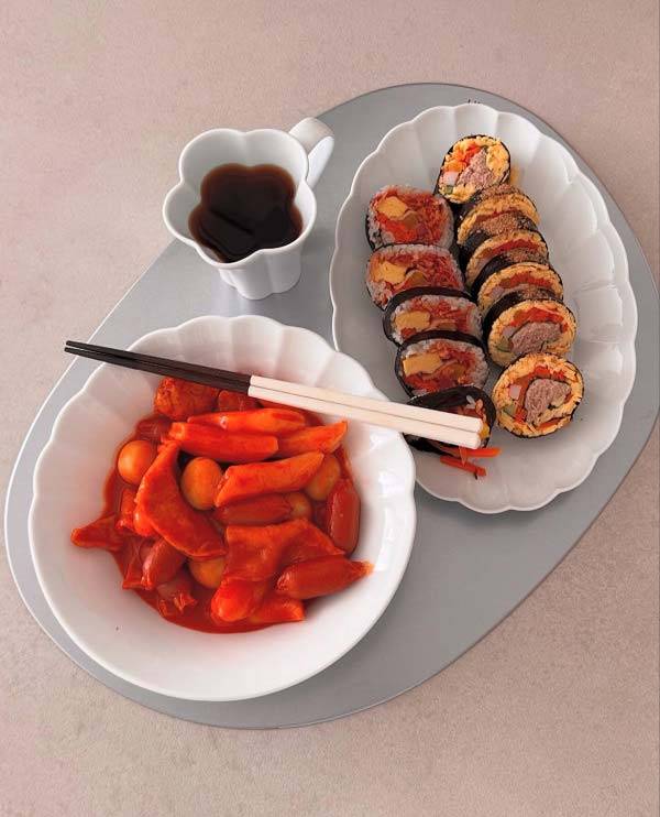 방송인 박지윤(46)이 떡볶이를 먹으면서 몸매를 관리하기 위해 키토 김밥을 챙겨 먹는 모습을 공개했다.​/사진=박지윤 인스타그램 캡처