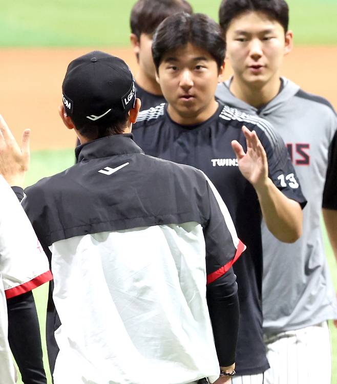 8일 오후 서울 고척스카이돔에서 열린 2025 프로야구 LG 와 키움 경기. LG가 7-2 승리했다. 경기종료후 염경엽 감독이 승리투수가 된 송승기와 하이파이브 하고 있다. 고척=정시종 기자 capa@edaily.co.kr /2025.06.08.