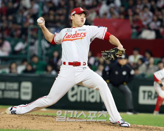 17일 오후 인천 SSG 랜더스필드에서 열린 2025 프로야구 한화와 SSG경기. SSG 마무리 조병현이 9회 등판해 역투하고 있다. 인천=정시종 기자 /2025.04.17.