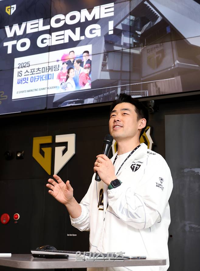 일간스포츠(IS) 스포츠 마케팅 써밋 아카데미(Sports Marketing Summit Academy·SMSA)'가 4일 오후 서울 강남구 젠지이스포츠 본사에서 열렸다. 이승용 젠지 이사가 '스포츠의 개념과 마케팅의 확대'를 주제로 강연을 하고있다. 올해로 3회째를 맞는 SMSA는 매주 스포츠마케팅 최고전문가들과 화려한 셀럽 라인업을 강단으로 구성, 6월 18일까지 매주 수요일 진행된다. 김민규 기자 mgkim1@edaily.co.kr /2025.06.04/