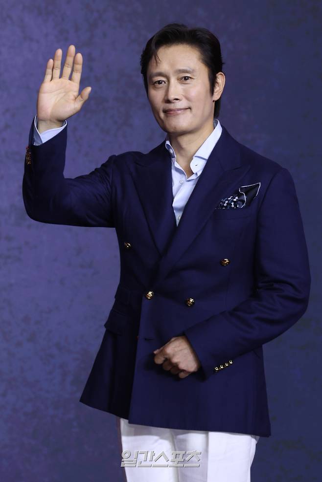 배우 이병헌이 9일 오전 서울 용산구 드래곤시티에서 열린 넷플릭스 오리지널 '오징어게임 시즌3' 제작발표회에 참석해 포토타임을 갖고 있다. '오징어게임3'는 자신만의 목적을 품고 다시 참가한 게임에서 가장 친한 친구를 잃고 만 ‘기훈’과, 정체를 숨긴 채 게임에 숨어들었던 ‘프론트맨’, 그리고 그 잔인한 게임 속에서 살아남은 참가자들의 마지막 운명을 그린 이야기. 오는 27일 공개. 서병수 기자 qudtn@edaily.co.kr /2025.06.09/