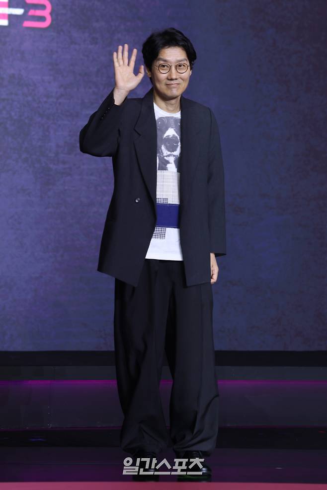 황동혁 감독이 9일 오전 서울 용산구 드래곤시티에서 열린 넷플릭스 오리지널 '오징어게임 시즌3' 제작발표회에 참석해 포즈를 취하고 있다. '오징어게임3'는 자신만의 목적을 품고 다시 참가한 게임에서 가장 친한 친구를 잃고 만 ‘기훈’과, 정체를 숨긴 채 게임에 숨어들었던 ‘프론트맨’, 그리고 그 잔인한 게임 속에서 살아남은 참가자들의 마지막 운명을 그린 이야기. 오는 27일 공개. 서병수 기자 qudtn@edaily.co.kr /2025.06.09/