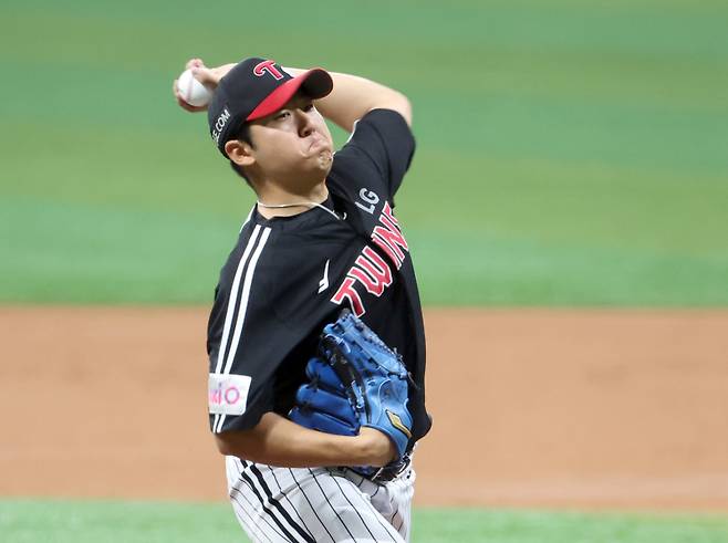 8일 오후 서울 고척스카이돔에서 열린 2025 프로야구 LG 와 키움 경기. LG 선발 송승기가 역투하고 있다. 고척=정시종 기자 capa@edaily.co.kr /2025.06.08.