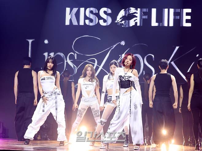 그룹 KISS OF LIFE(키스오브라이프)가 9일 오후 서울 광진구 예스24라이브홀에서 열린 네 번째 미니 앨범 '224' 발매 쇼케이스에 참석해 타이틀곡 무대를 선보이고 있다. 타이틀곡 'Lips Hips Kiss(립스 힙스 키스)'는 2000년대 초반을 연상시키는 R&B 힙합 장르의 곡으로, 이번에도 키스오브라이프만의 강점인 'Y2K 감성'을 만나볼 수 있을 예정. 서병수 기자 qudtn@edaily.co.kr /2025.06.09/