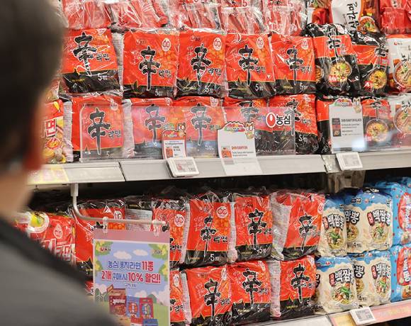 대형마트의 라면 진열대 모습. [사진=연합뉴스]
