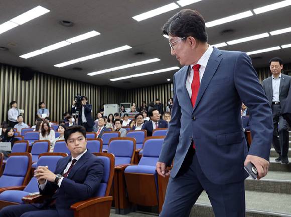 국민의힘 김용태 비상대책위원장이 9일 서울 여의도 국회에서 열린 의원총회에서 원내대표직 사퇴를 선언한 국민의힘 권성동 원내대표를 바라보고 있다.  [사진=연합뉴스]