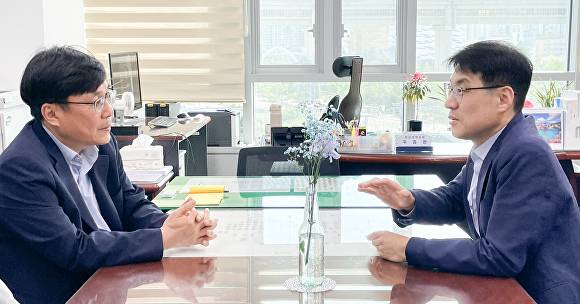 김정기 대구시장 권한대행이 국토교통부 주종완 항공정책실장(왼쪽)과 면담하고 있다 [사진=대구시]