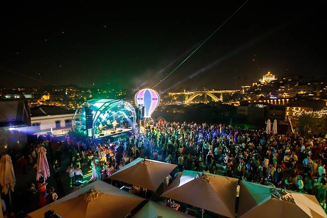 라이브 공연이 한창인 축제 현장. (포르투 WOW 한국 홍보 사무소 제공)