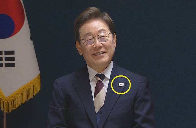 '진관사 태극기' 배지를 단 이재명 대통령