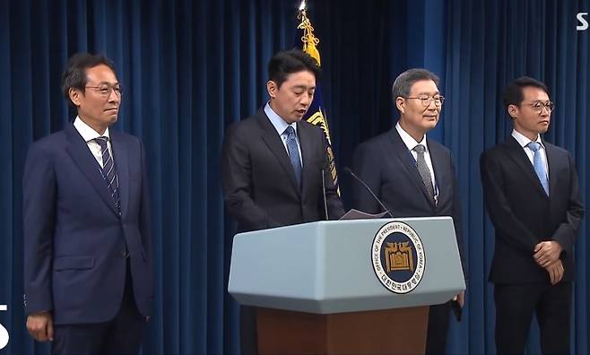 지난 8일 강훈식 대통령실 비서실장이 정무, 홍보, 민정 수석 인선을 발표하고 있다. 왼쪽부터 우상호 정무수석, 강 비서실장, 오광수 민정수석, 이규연 홍보소통수석. (SBS 캡처)