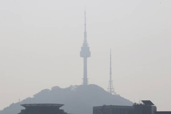 서울 시내에서 바라본 남산타워와 통신탑이 미세먼지에 가려 흐릿하게 보인다. [연합뉴스]