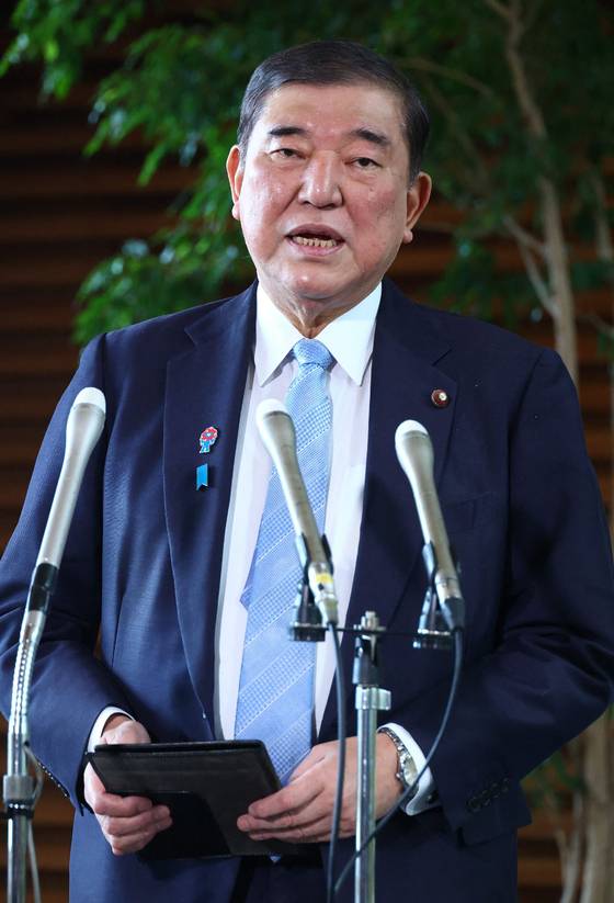 지난 4일 이시바 일본 총리가 이재명 대통령 취임 소감을 묻는 기자들 질문에 답하고 있다. AFP=연합뉴스