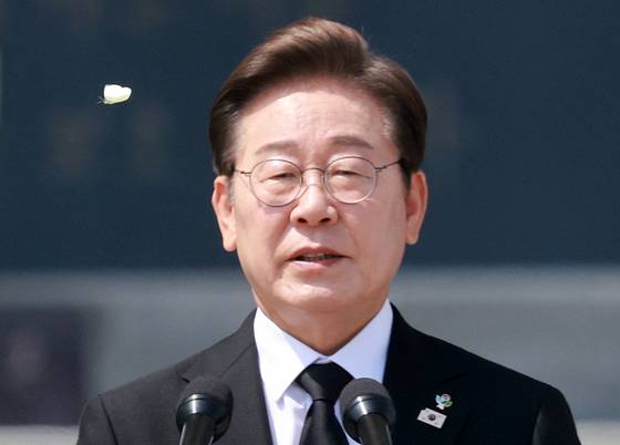 이재명 대통령이 6일 서울 동작구 국립서울현충원에서 열린 70회 현충일 추념식에서 추념사를 할 때 이 대통령 옆에 나비가 날고 있다. 연합뉴스