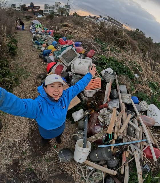 지난해 변수빈 대표가 제주 북촌리 앞바다에서 쓰레기를 수거한 후 만세를 하고 있는 모습. 사진 변 대표