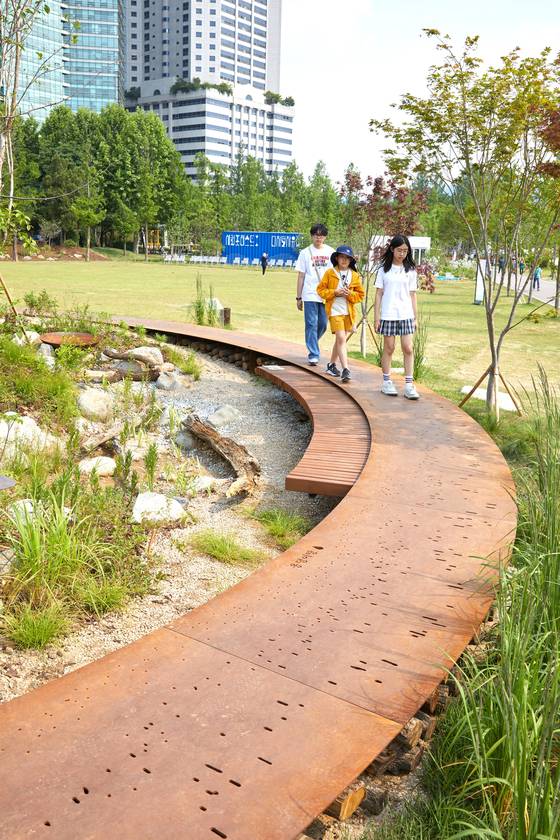 김윤빈 작가의 ‘영원한 생명의 정원’을 둘러보고 있는 소중 학생기자단.