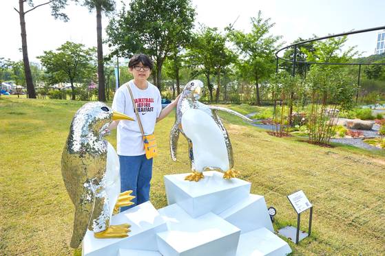 얼음이 녹은 물이 식생을 성장시키는 순환과 자연 회복력을 표현한 정원 ‘Waterrooots!’ 옆에는 기후변화를 얘기하듯이 펭귄 조각도 전시되어 있다.