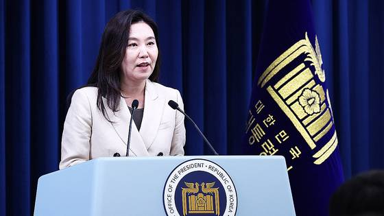 강유정 대통령실 대변인이 8일 서울 용산구 대통령실 청사에서 브리핑을 하고 있다. 뉴스1